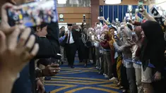 Edhy Prabowo (kiri) bersama Susi Pudjiastuti menyapa para karyawan jelang acara serah terima jabatan (Sertijab) Menteri Kelautan dan Perikanan di Kantor KKP, Jakarta, Rabu (23/10/2019). Edhy menggantikan Susi Pudjiastuti pada Kabinet Indonesia Maju periode 2019-2024. (Liputan6.com/Herman Zakharia)