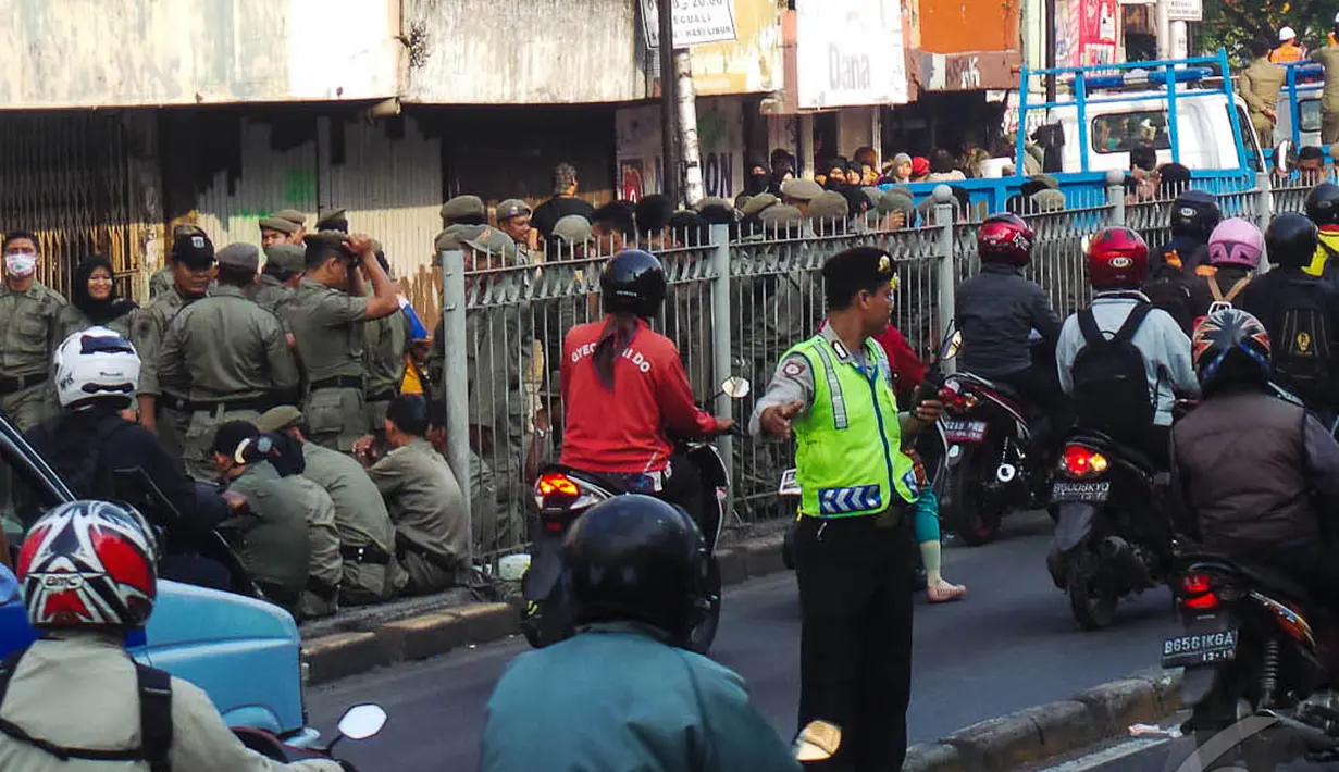 Tampak petugas Kepolisian mengatur lalu lintas agar terurai  dan lancar, Jakarta, Rabu (27/8/2014) (Liputan6.com/Faizal Fanani)