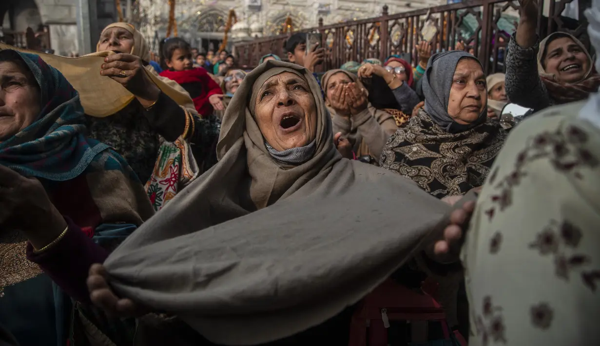 Umat Muslim Kashmir bedoa dalam peringatan hari ulang tahunnya meninggalnya Syekh Abdul Qadir Jeelani di Srinagar, Kashmir yang dikuasai India, Rabu (17/11/2021).  Ratusan Muslim Kashmir berkumpul di kuil Jeelani yang juga dikenal sebagai Kuil Shah-e-Baghdad. (AP Photo/Mukhtar Khan)