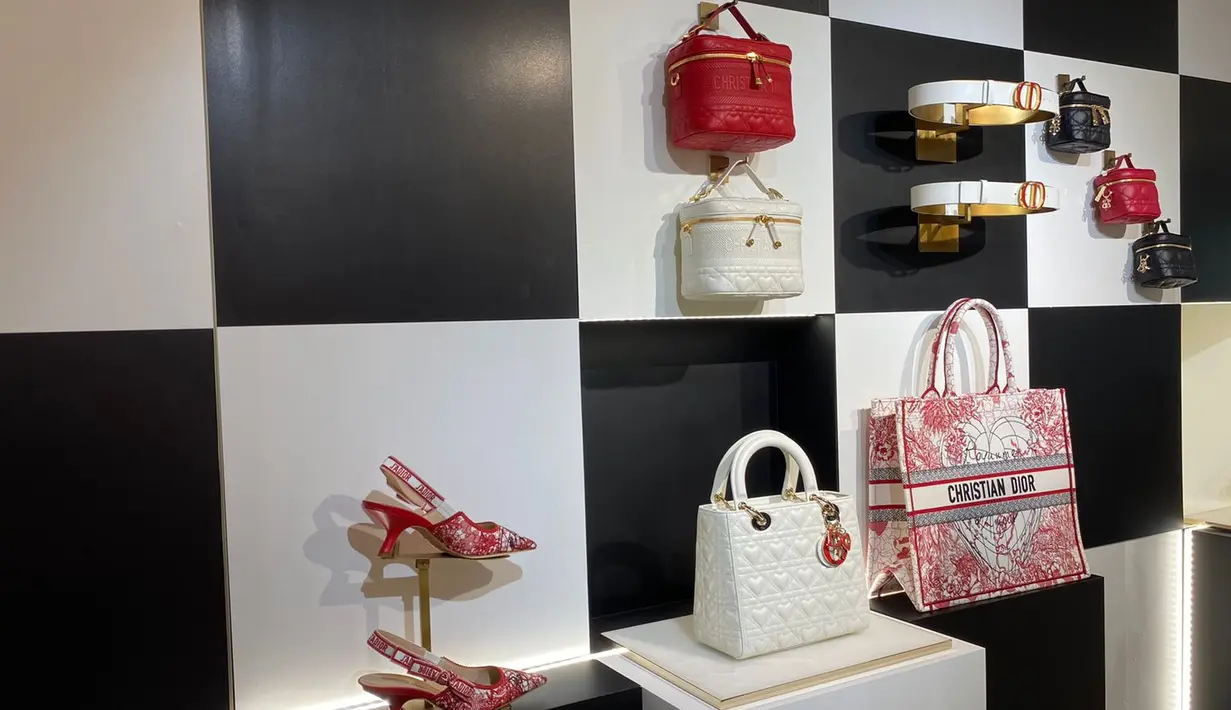 The D-Royaume D'amour juga menjadi motif utama pada koleksi ini yang hadir pada tas, busana hingga sepatu. Tak ketinggalan, Lady Dior dan Dior Carno bags akan hadir dengan detail new heart-shaped cannage. (Foto: Adinda Tri Wardhani - Fimela.com)