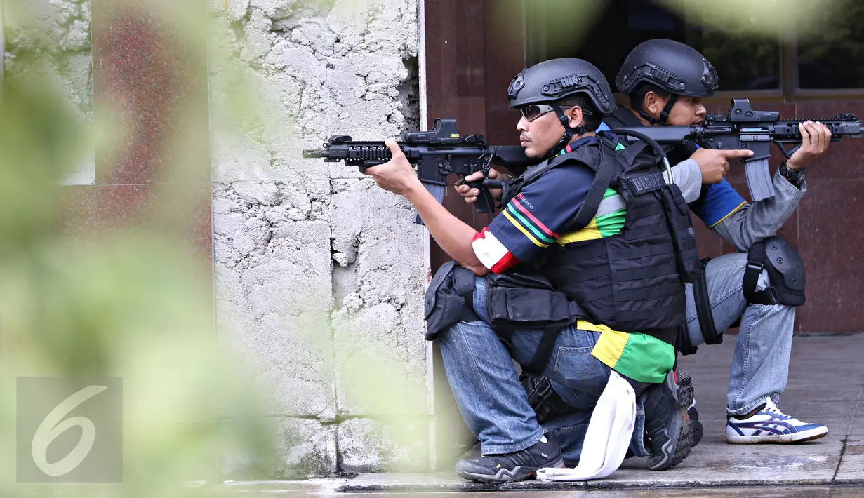Pasukan Datasemen Jalamangkara (Denjaka) TNI AL melakukan latihan pembebasan sandera di Gedung Pelni, Jakarta, Minggu (20/12). Latihan untuk membangun sinergitas kemampuan intelijen dengan Denjaka untuk operasi intelijen. (Liputan6.com/Immanuel Antonius)