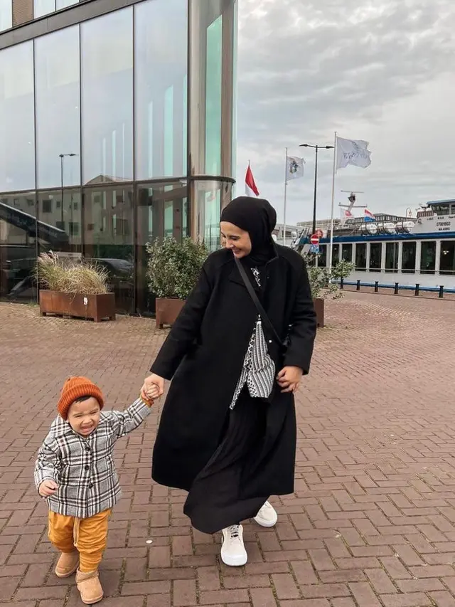 8 Gaya Hijab Zaskia Sungkar Liburan di Eropa Sambil Momong Ukkasya, Curi Perhatian