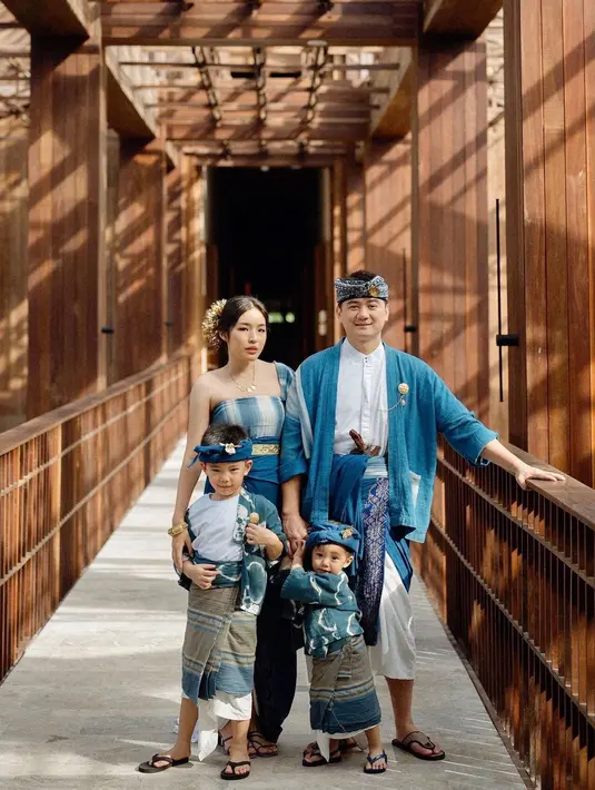 Kali ini, foto keluarga Chef Arnold dibalut dalam busana adat Bali bergaya etnik kontemporer [@tiffanysoetanto]