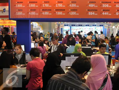 Pengunjung memadati arena Travel Fair 2016 di JCC, Jakarta (30/4). Travel Fair 2016 ini diikuti 48 Travel Agent, 12 Hotel & Resort, 4 National Tourism Organization, 23 Theme Park & Travel Equipment dan 24 Industrial Company.  (Liputan6.com/Johan Tallo)