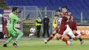 Gelandang Juventus, Aaron Ramsey, berusaha mencetak gol ke gawang AS Roma pada laga Serie A di Stadion Olimpico, Senin (28/9/2020). Kedua tim bermain imbang 2-2. (AP Photo/Gregorio Borgia)