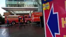 Petugas pemadam berupaya memadamkan kebakaran di Hotel Grand Paragon, Jakarta, Senin (2/1). Senin pagi kebakaran terjadi di Hotel Grand Paragon Jakarta, puluhan petugas berupaya melakukan pemadaman. (Liputan6.com/Helmi Fithriansyah)