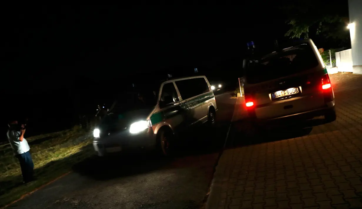 Kendaraan polisi tiba di lokasi seorang remaja menyerang penumpang kereta di dekat kota Wurzburg, Jerman, Senin (18/7). Remaja itu ditembak mati polisi ketika berusaha melarikan diri dari kereta setelah sejumlah orang terluka. (REUTERS/Kai Pfaffenbach)