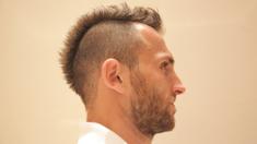 Striker Persib, Ilija Spasojevic, tampil dengan gaya baru kala bertandang ke Istana Negara memenuhi undangan Presiden Joko Widodo, Senin (19/10/2015). (Bola.com/Vitalis Yogi Trisna)