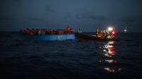 LSM Spanyol Open Arms menolong imigran di Laut Mediterania, Selasa (8/9/2020). Puluhan imigran termasuk wanita dan anak-anak asal Mesir, Maroko, Somalia, dan Sierra Leone menghabiskan lebih dari 20 jam saat melarikan diri dari Libya dengan kapal kayu. (AP Photo/Santi Palacios)