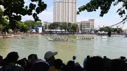 Sejumlah perahu dayung, selancar angin, dan kano meramaikan Festival Danau Sunter di Jakarta, Minggau (25/2). Kegiatan tersebut untuk mengkampanyaken kebersihan dan menjaga lingkungan danau yang berada di Jakarta. (Liputan6.com/Angga Yuniar)