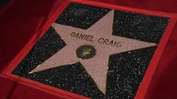 Bintang baru Daniel Craig di Hollywood Walk of Fame terlihat pada upacara penghargaan di Los Angeles, Rabu (6/10/2021). Nama Daniel Craig di Hollywood Walk of Fame diletakkan di samping aktor Roger Moore, pemeran James Bond terdahulu. (AP Photo/Chris Pizzello)