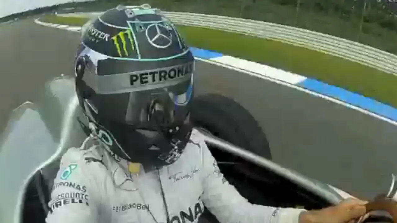 Pebalap Ini Selfie Sambil Menunggangi Mobil F1 Jadul