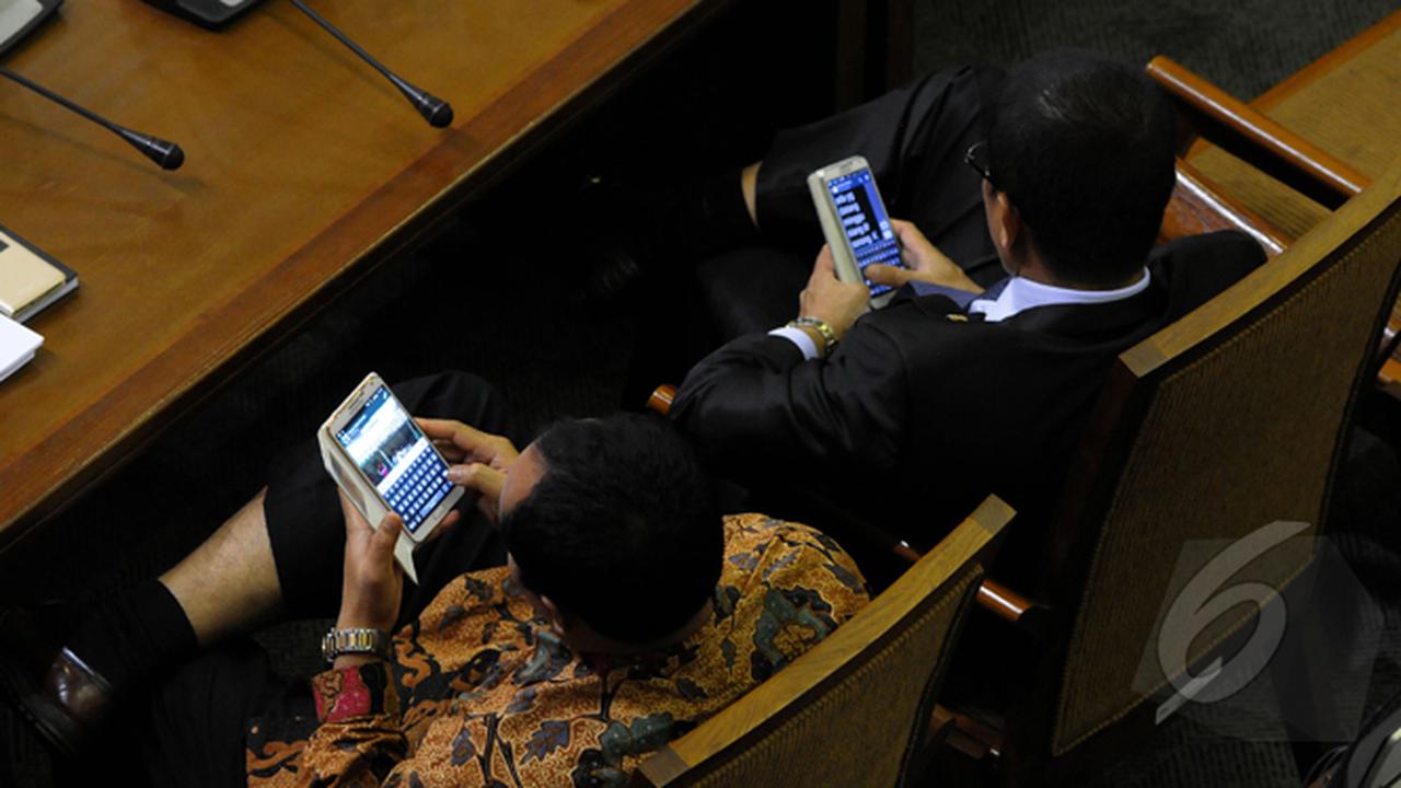 Rapat Paripurna, Anggota Dewan Ini Asyik Main Ponsel