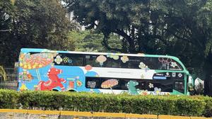 Di Balik Senyum Pemandu Bus Wisata Jakarta