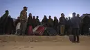 Pengungsi Suriah yang tinggal di Turki menunggu barang-barang mereka untuk diangkut di perbatasan utara Bab al-Hawa, pada 17 Februari 2023, saat mereka kembali ke Suriah setelah gempa bumi yang mematikan. Turki minggu ini mengizinkan warga Suriah di bawah perlindungannya yang memegang kartu identitas dari salah satu provinsi yang dilanda gempa untuk pergi antara tiga dan enam bulan. (AFP/Omar Haj Kadour)