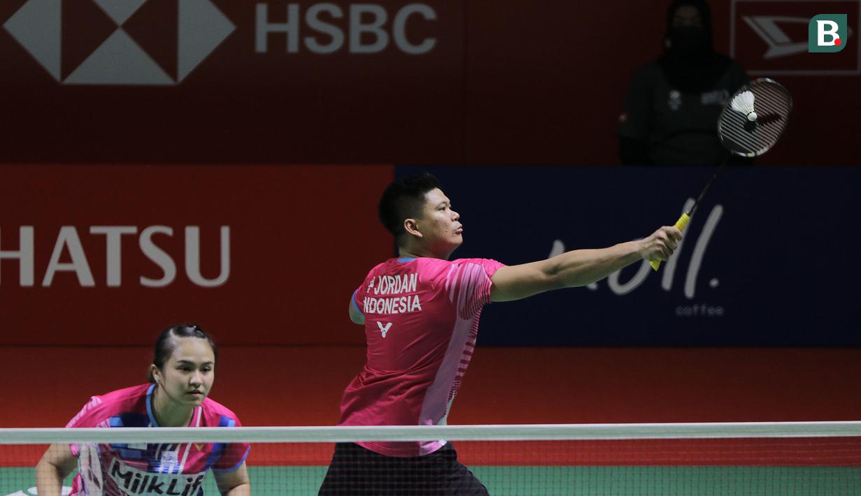 Indonesia tinggal menyisakan 1 pasang ganda campuran, Praveen Jordan/Melati Daeva Oktavianti sebagai unggulan ke-5, yang di hari pertama belum bertanding. Pasangan yang kini berada di luar pelatnas ini akan menghadapi ganda campuran asal Skotlandia, Adam Hall/Julie MacPherson, Rabu (15/6/2022). (Bola.com/Ikhwan Yanuar)