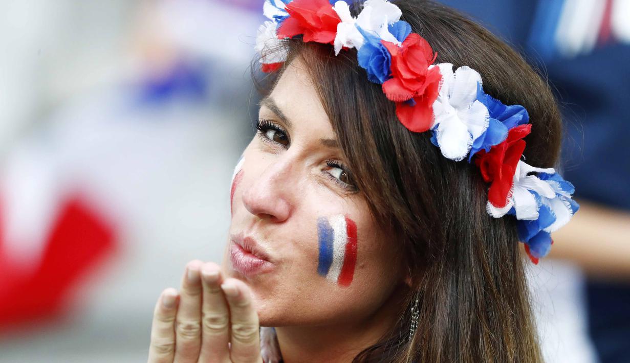 Ekspresi fans cantik saat mendukung timnas Prancis melawan Jerman pada semifinal piala Eropa 2016 di Stade Velodrome, Marseille, (7/7/2016). (REUTERS/Christian Hartmann)