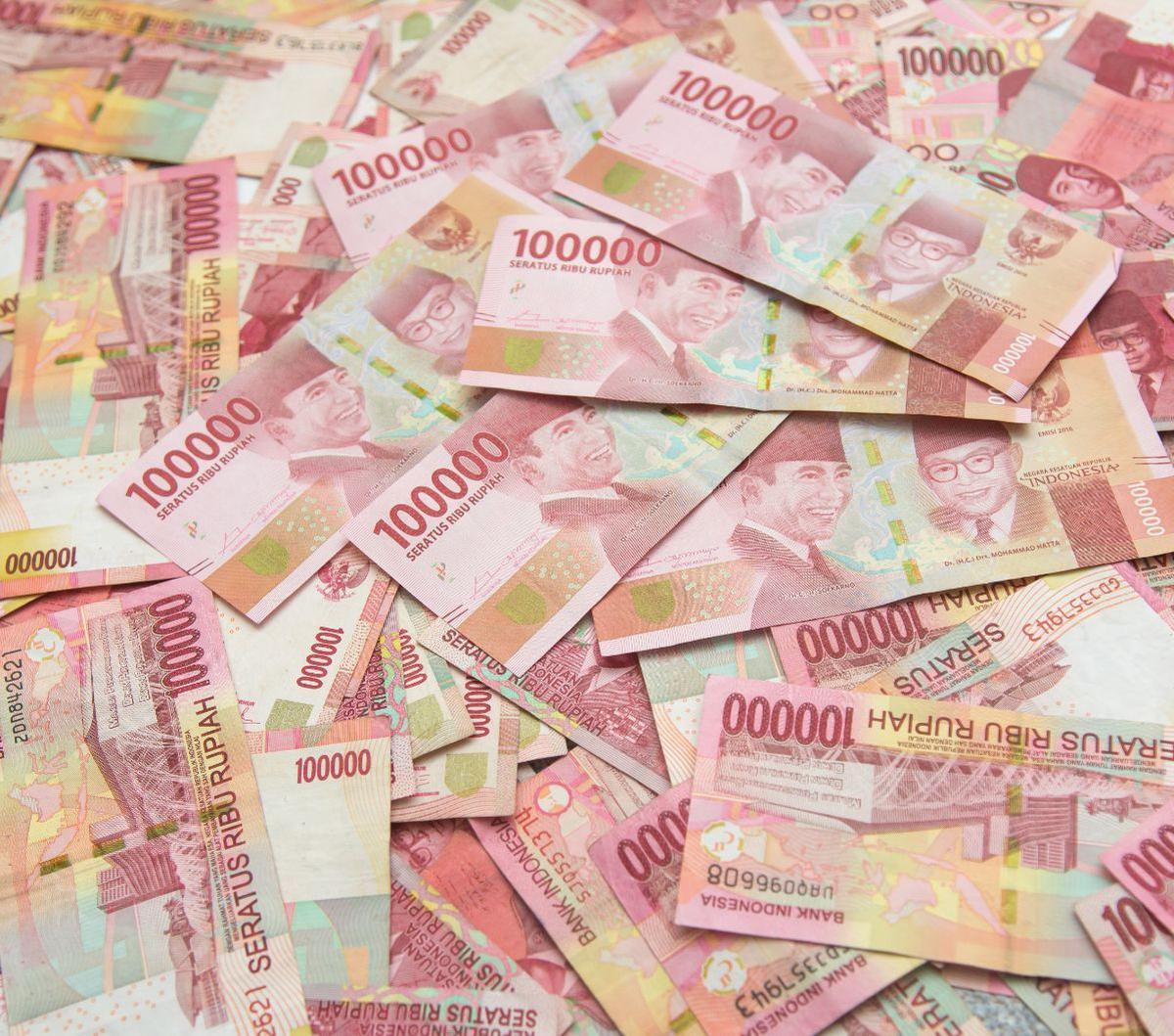 "Ketika peristiwa eksternal yang jadi pemicu saat ini mereda, pasar kembali lagi masuk berinvestasi di Indonesia dan Rupiah bisa menguat lagi," kata Ariston mengakhiri.