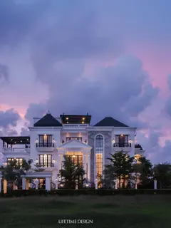 Lifetime Design kembali mempersembahkan karya interior eksklusif melalui proyek hunian milik Andi Rose, yang berlokasi di kawasan prestisius Centre Point of Indonesia (CPI), Makassar.