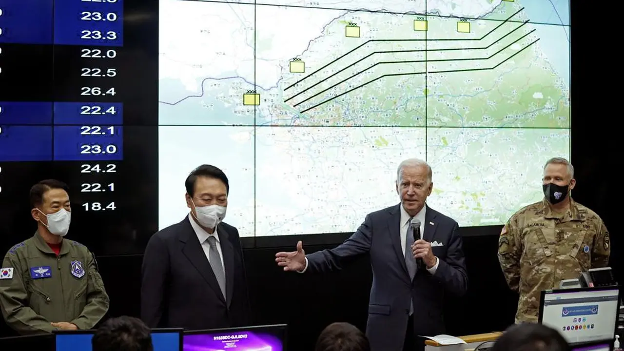 Presiden AS Joe Biden, kanan tengah, dengan Presiden Korea Selatan Yoon Suk Yeol, kiri tengah, berbicara di Combat Operations Floor, Pangkalan Udara Osan, Minggu, 22 Mei 2022, di Pyeongtaek, Korea Selatan. (AP/Evan Vucci)