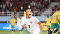 Selebrasi striker Timnas Indonesia U-16, Muhammad Zahaby Gholy setelah mencetak gol pertama ke gawang Timnas Australia U-16 pada laga semifinal Piala AFF U-16 2024 di Stadion Manahan, Solo, Senin (1/7/2024). (Bola.com/Abdul Aziz)