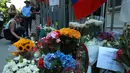 Para pendukung mantan Presiden Chili Sebastian Pinera meletakkan bunga di tugu peringatan untuk mengenangnya di luar rumahnya di Santiago pada tanggal 6 Februari 2024. (RAUL BRAVO/AFP)