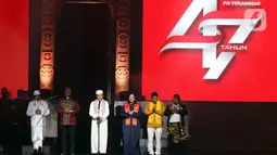 Sejumlah pemuka agama berdoa bersama saat pembukaan Rakernas I dan HUT ke-47 PDI Perjuangan di JIEXPO Kemayoran, Jakarta, Jumat (10/1/2020). Rakernas ini bertajuk 'Solid Bergerak Wujudkan Indonesia Negara Industri Berbasis Riset dan Inovasi Nasional'. (Liputan6.com/Johan Tallo)