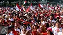 Sejumlah peserta menggunakan ikat kepala yang bertuliskan Stand of NKRI dan membawa bendera merah putih saat mengikuti aksi Parade Bhineka Tunggal Ika di kawasan Patung Kuda, Jalan MH Thamrin, Jakarta Pusat, Sabtu (19/11). (Liputan6.com/Gempur M. Surya)