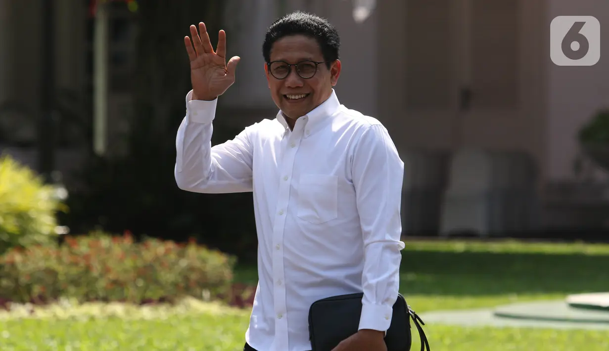 Ketua DPRD Jawa Timur fraksi PKB Abdul Halim Iskandar menyapa awak media saat tiba di Istana Kepresidenan, Jakarta, Selasa (22/10/2019). Kedatangan Abdul Halim Iskandar  menyusul sejumlah tokoh yang sebelumnya datang ke Istana terkait penetapan Calon Menteri Kabinet Kerja Jilid 2.  (Liputan6.com/Ang