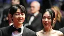 Song Joong-ki dan lawan mainnya Kim Hyoung-seo berpose bersama dalam red carpet pemutaran perdana film Hopeless di Film Cannes 2023, Rabu (24/5/2023). Keduanya tampil elegan. (Foto: Scott Garfitt/Invision/AP)
