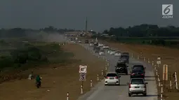 Suasana tol fungsional Brebes Timur-Batang, Jawa Tengah, Kamis (22/6). Pada H-3 Lebaran kendaraan pemudik yang melintas di jalan tol fungsional terpantau mulai meningkat. (Liputan6.com/Gempur M Surya)