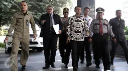 Gubernur Sumatera Utara, Gatot Pujo Nugroho berjalan masuk ke Gedung Komisi Pemberantasan Korupsi (KPK), Jakarta, Rabu (22/7/2015). Gatot Pujo Nugroho diperiksa sebagai saksi kasus suap hakim PTUN Medan.(Liputan6.com/Helmi Afandi) 