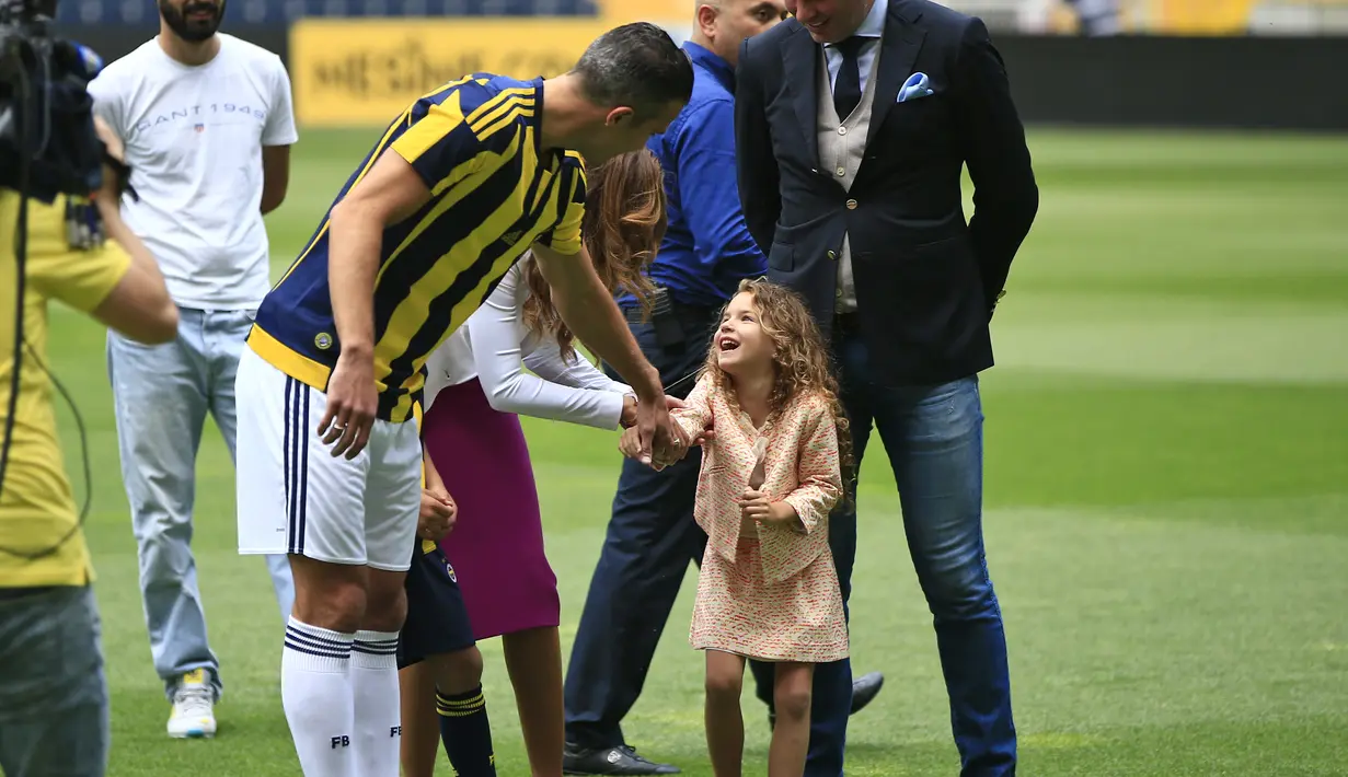 Penampilan Robin van Persie di depan publik Fenerbahce. (AP Photo/Lefteris Pitarakis)