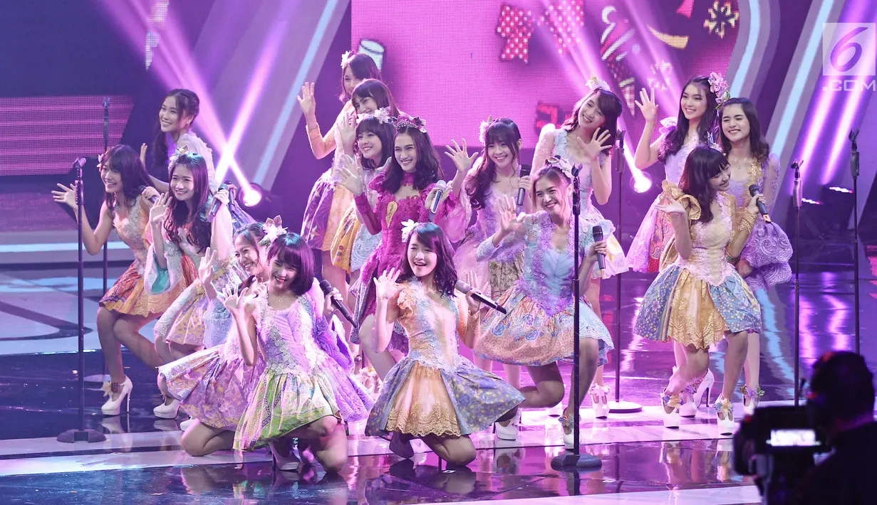 Girlband Indonesia JKT 48 tampil memeriahkan panggung SCTV Awards 2017 di Studio 6 Emtek City, Jakarta, Rabu (29/11). Ajang penghargaan SCTV Awards 2017 dihadiri oleh sejumlah bintang-bintang ternama Tanah Air. (Liputan6.com/Herman Zakharia)