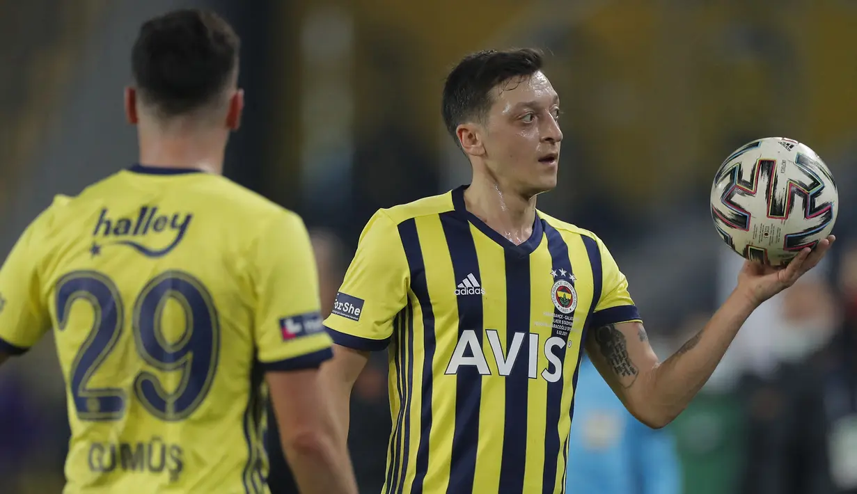 Mesut Ozil. Sempat 2 kali bermain di awal kedatangan Carlo Ancelotti, ia lantas dipinang Arsenal pada 2 September 2013. Mampu bertahan 7,5 musim bersama The Gunners, ia kemudian hijrah ke Fenerbahce pada pertengahan musim 2020/2021 ini. (AFP/Kenan Asyali/Pool)