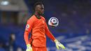 Di ajang Premier League musim ini Edouard Mendy telah tampil 28 kali dengan mencatat 16 clean sheet. Sementara berada di urutan kedua dalam persaingan memperebutkan Golden Gloves di Liga Inggris di bawah Ederson. (AFP/Mike Hewitt/Pool)