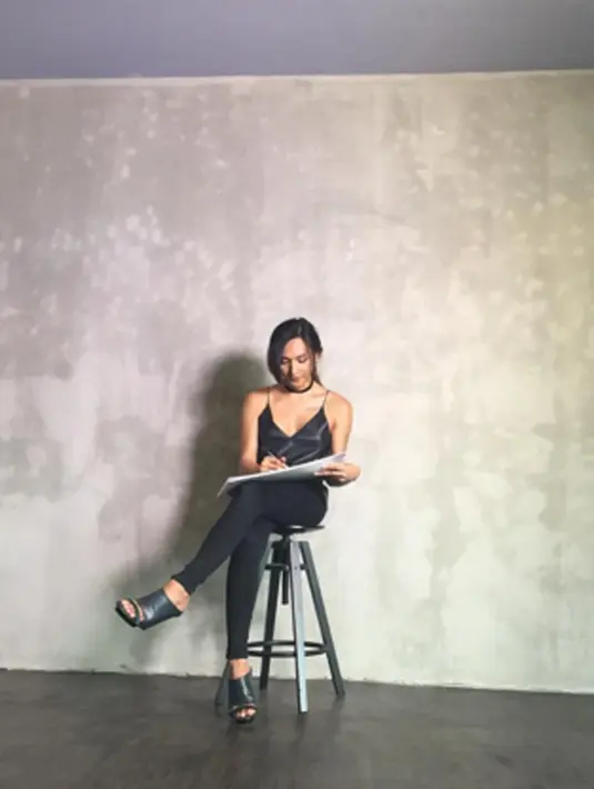 Dena Rachman selalu tampil fashionable mulai dari pakaian hingga sepatu. Ia memutuskan untuk menjadi transgender pada tahun 2013 dan sempat membuat heboh karena berita tersebut. (via instagram/@denarachman)