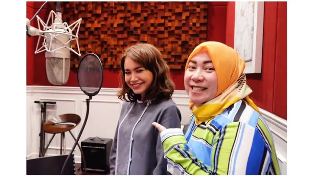 Begini potret keduanya saat rekaman, banyak lagu ciptaan Melly yang dibawakan Rossa.