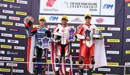 Herjun Atna Firdaus (kanan) berhasil mendapatkan podium ketiga pada balapan pertama kelas Supersport 600 (SS600) di ajang Asia Road Racing Championship (ARRC).