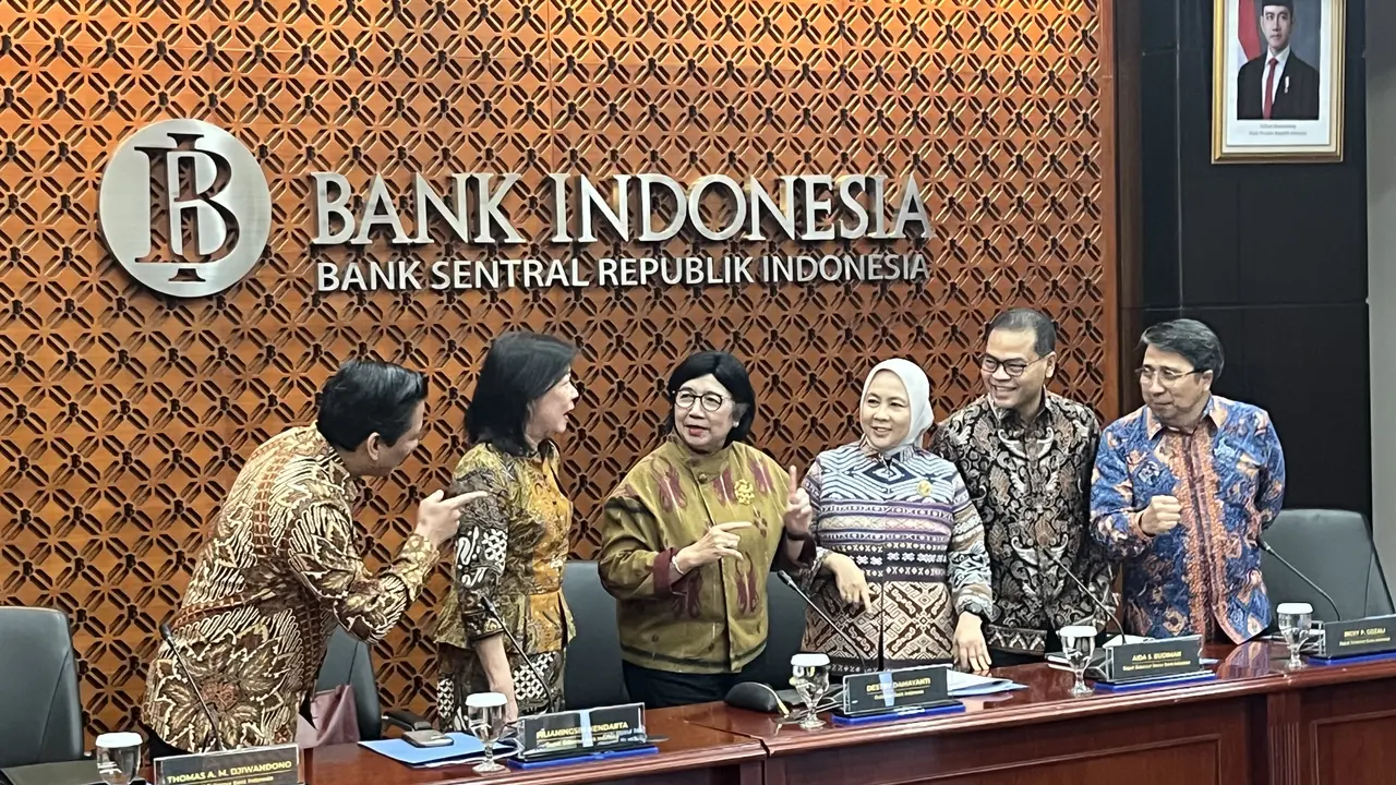 Gubernur Bank Indoensia (BI) Destry Damayanti bersama dengan dewan gubernur dalam konferensi pers hasil RDG BI di Jakarta, Rabu (21/10/2026). (Liputan6.com/Tian)