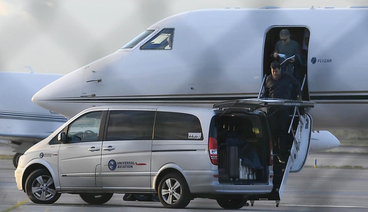 Ayah sekaligus agen Lionel Messi, Jorge Messi, turun dari pesawat di Bandara Barcelona, Rabu (2/9/2020). Kedatangan ayah Messi tersebut untuk membahas masa depan anak nya di Barcelona. (AFP/Lluis Gene)