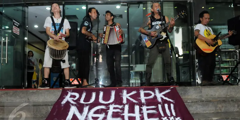 20160217-Tolak Keras Revisi UU KPK, Band Punk Ramaikan Gedung KPK