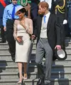 Duke dan Duchess of Sussex, Pangeran Harry dan Meghan Markle menghadiri pesta kebun Istana Buckingham di London, Selasa (22/5). Meghan juga memakai stocking warna kulit, mengikuti cara berbusana Putri Inggris lainnya. (Dominic Lipinski/Pool Photo via AP)