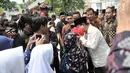 Calon presiden nomor urut 02 Prabowo Subianto mencium seorang anak saat menghadiri Rakernas LDII di Pondok Gede, Jakarta, Kamis (11/10). Prabowo datang dengan mengenekan kemeja safari cokelat dan peci hitam. (Merdeka.com/Iqbal Nugroho)