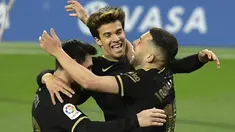 Penyerang Barcelona, Lionel Messi berselebrasi dengan rekannya usai mencetak gol ke gawang Real Sociedad pada pertandingan La Liga Spanyol di stadion Reale Arena di San Sebastian, Spanyol, Senin (22/3/2021). Messi mencetak dua gol dan mengantar Barcelona menang 6-1. (AP Photo/Alvaro Barrientos)