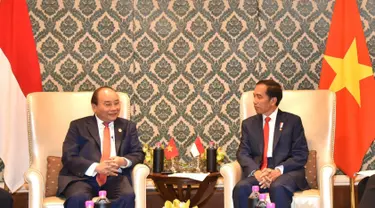 Presiden Joko Widodo melakukan pertemuan bilateral dengan Perdana Menteri Vietnam, Nguyen Xuan Phuc disela Konferensi Tingkat Tinggi Peringatan ASEAN-India di Hotel Taj Enclave Diplomatic, New Delhi, Jumat (26/1). (Liputan6.com/Pool/Biro Pers Setpres)