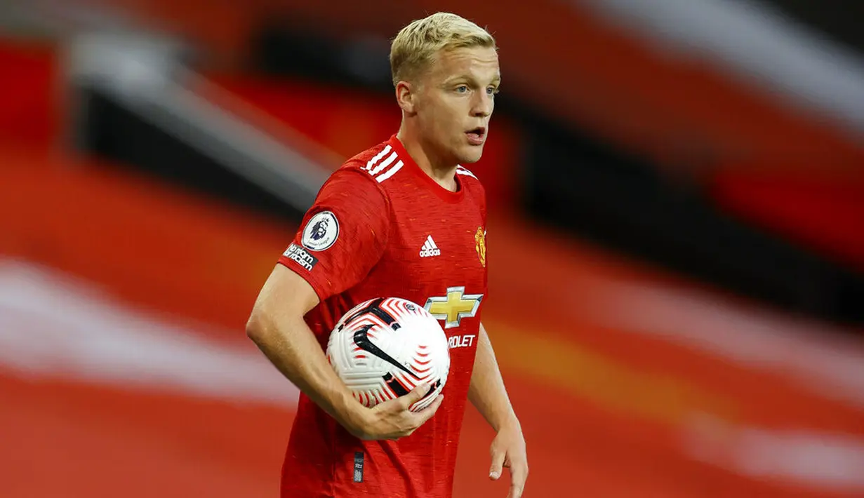 Pemain Manchester United, Donny van de Beek, membawa bola usai mencetak gol ke gawang Crystal Palace pada laga Premier League di Stadion Old Trafford, Sabtu (19/9/2020). Setan Merah takluk dengan skor 1-3.  (Richard Heathcote/Pool via AP)
