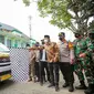 Eri Cahyadi melepas mobil vaksin Surabaya ke Sidoarjo. (Dian Kurniawan/Liputan6.com)
