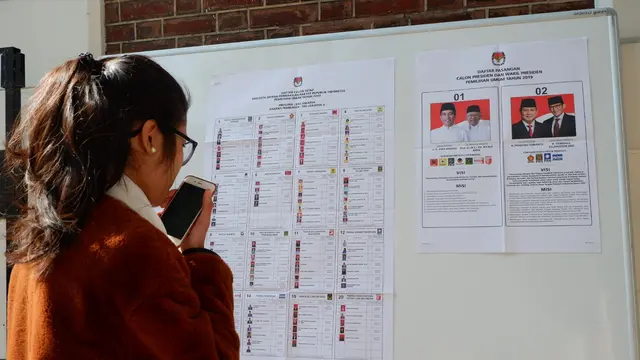 Warga negara Indonesia menggunakan hak suaranya di Paris, Prancis pada Sabtu 13 April 2019 (Yus Mei Sawitri / Liputan6.com)