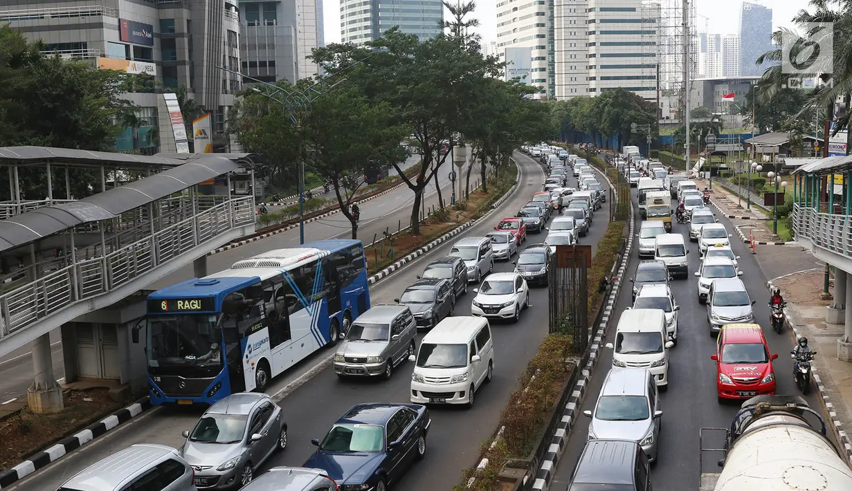 Kendaraan terjebak kemacetan di Jalan HR Rasuna Said, Jakarta, Rabu (6/9). Untuk mengatasi kemacetan, pemerintah mewacanakan pembatasan kendaraan mobil berdasarkan kapasitas mesin (CC kendaraan). (Liputan6.com/Immanuel Antonius)